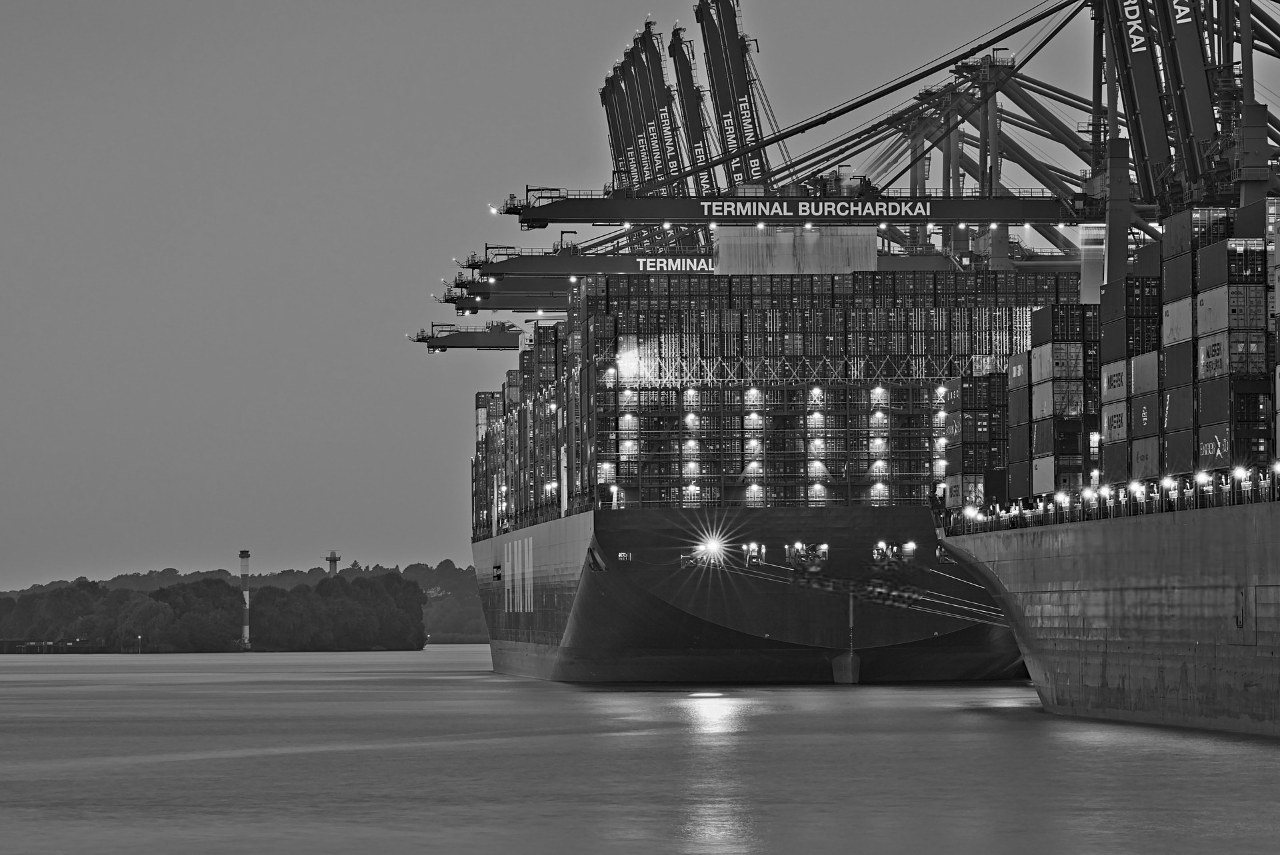 <strong>B2B Trade</strong><p style="font-size: 16px;"><br>기업 무역</p>