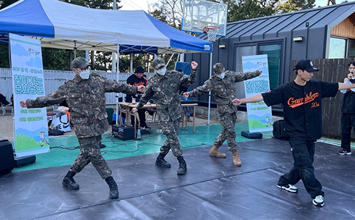  군 장병들이 직접 참여해 갬블러크루 댄서와 함께 춤을 추는 참여형 찾아가는 문화공연 현장