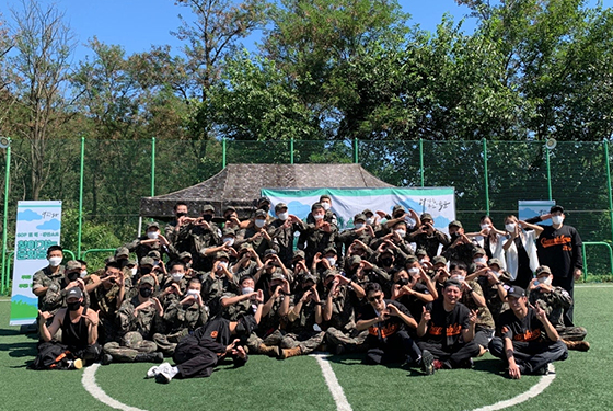 갬블러크루 군부대 찾아가는 문화공연 종료 후 군 장병들과 함께한 단체 사진