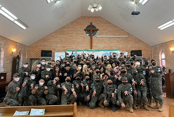 실내 교회 예배당에서 진행된 걸그룹 공연팀의 군부대 찾아가 는 문화공연