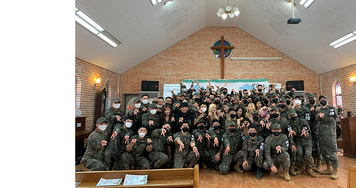 실내 교회 예배당에서 진행된 걸그룹 공연팀의 군부대 찾아가 는 문화공연