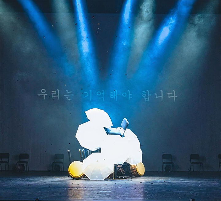 여름을 덮다 공연 장면