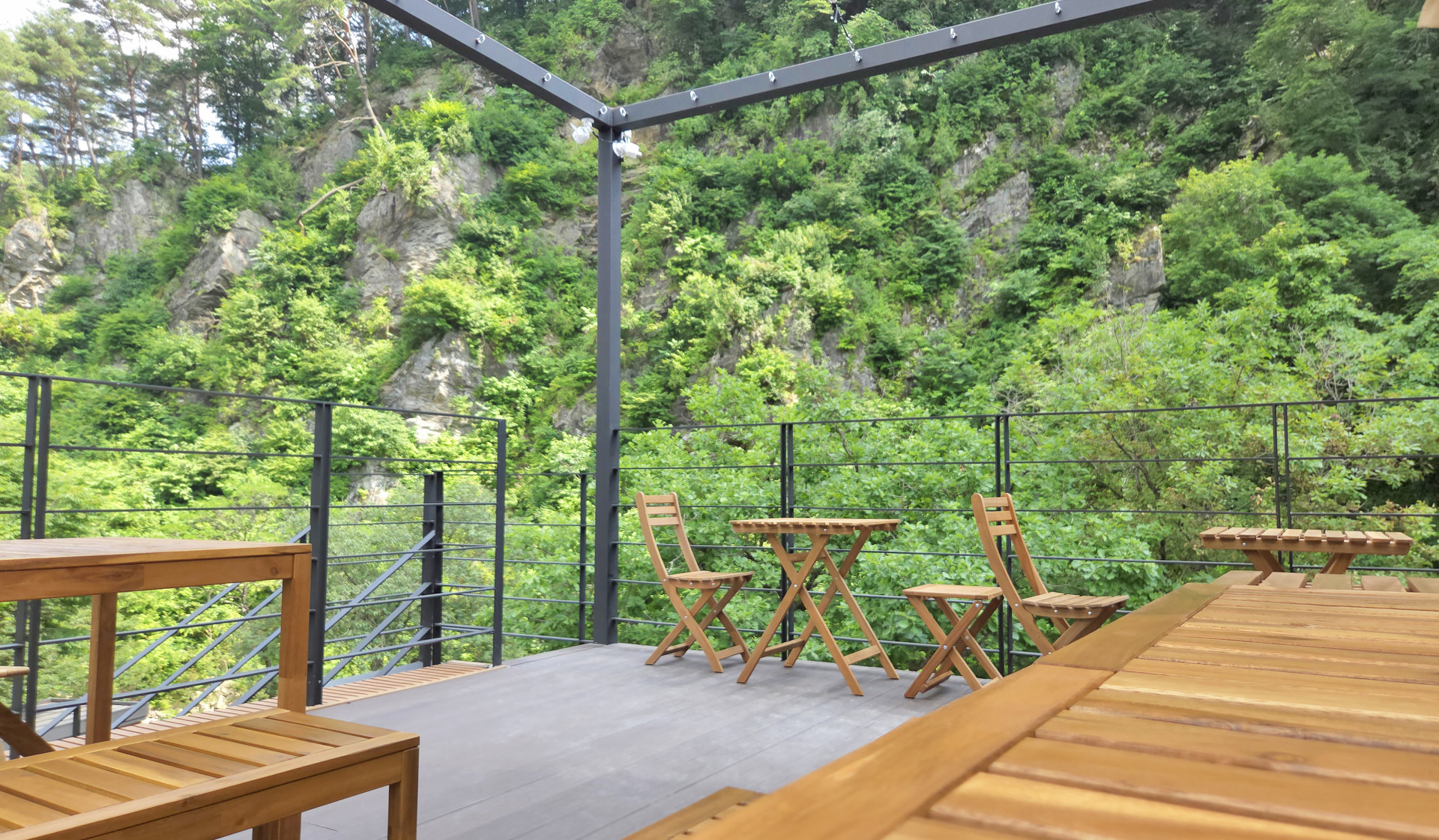 스테이지 캠핑앤 풀빌라의 카페테리아 휴게공간을 소개합니다.