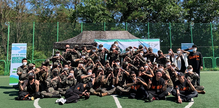 갬블러크루 군부대 찾아가는 문화공연 종료 후 군 장병들과 함께한 단체 사진