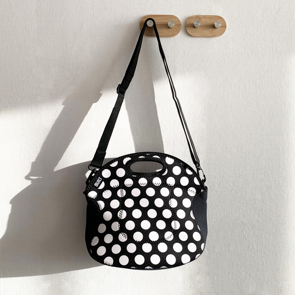 <strong>Online Market<p style="font-size: 20px;">온라인 비즈니스</p></strong><p style="font-size: 16px;"><br>Brand development and online distribution for global markets.<br>글로벌 마켓을 위한 브랜드 개발 및 온라인 유통