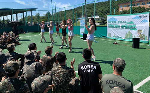 군 야외무대에서 펼쳐진 찾아가는 문화공연 중 걸그룹의 댄스 공연 열정적으로 관람 중인 군 장병들