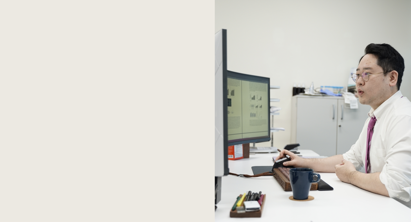 <p style="padding-left: 10px; color: #050505; text-align: left; font-size: 15px; font-style: normal; font-weight: 800; line-height: 130%; letter-spacing: -0%;">줄기세포 신생아 뇌질환 치료연구</p> <p style="padding-top: 4px; padding-left: 10px; color: #5C5C5C; text-align: left; font-size: 11px; font-style: normal; font-weight: 500; line-height: 150%; letter-spacing: -0%; margin-bottom: 3px; padding-top: 6px;">   신경 세포로 변할 수 있는 세포를 활용해 신생아<br> 뇌 손상의 회복을 돕고, 신경 세포 생존과 성장을 촉진하는<br>연구를 소개합니다. 이 연구는 뇌 기능 회복에<br> 중요한 기여를 할 수 있는 가능성을 제시하고 있습니다. </p>