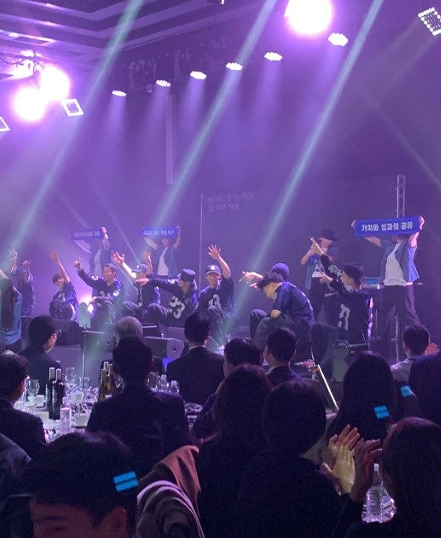 갬블러크루 실내 공연 장면