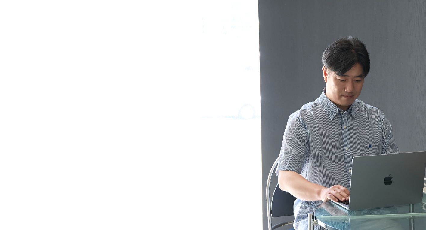 <p style="padding-left: 10px; color: #050505; text-align: left; font-size: 15px; font-style: normal; font-weight: 800; line-height: 130%; letter-spacing: -0%;">나노입자+줄기세포 치료연구</p> <p style="padding-top: 4px; padding-left: 10px; color: #5C5C5C; text-align: left; font-size: 11px; font-style: normal; font-weight: 500; line-height: 150%; letter-spacing: -0%; margin-bottom: 3px; padding-top: 6px;">   ZnMNPs를 이용해 마그넷으로 신경줄기세포를<br> 원하는 뇌 부위로 유도한 뒤, 이 세포들이 신경 세포로<br> 변하고 신경 성장 인자를 분비하여  뇌 손상 회복을<br> 돕는 연구입니다. 이 방법은 세포 기반 치료의 중요한 발전을 이끕니다. </p>