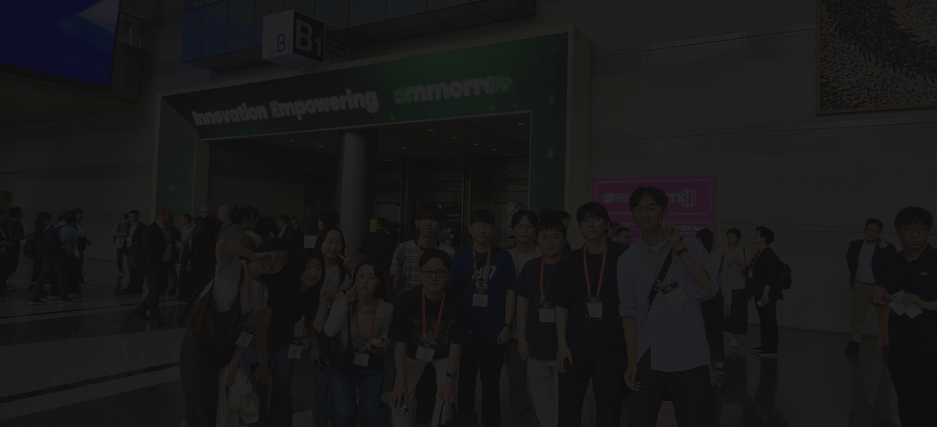 <p style="font-weight: 700; font-size: 36px; line-height: 150%;">함께 성장하는 최고의 팀</p><p style="font-weight: 500; font-size: 20px; line-height: 150%;">스페이스뱅크의 모든 구성원은 주어진 문제를 해결하기 위해 함께 고민하고 실행합니다.<br>문제를 대하는 서로의 다양한 시각과 의견을 교환하고, 균형과 조화를 찾으며 그 과정에서의 건강한 자극을 즐깁니다.</p>