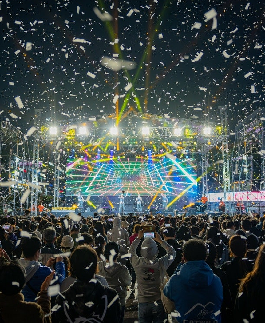 갬블러크루 야외무대 공연 장면 
