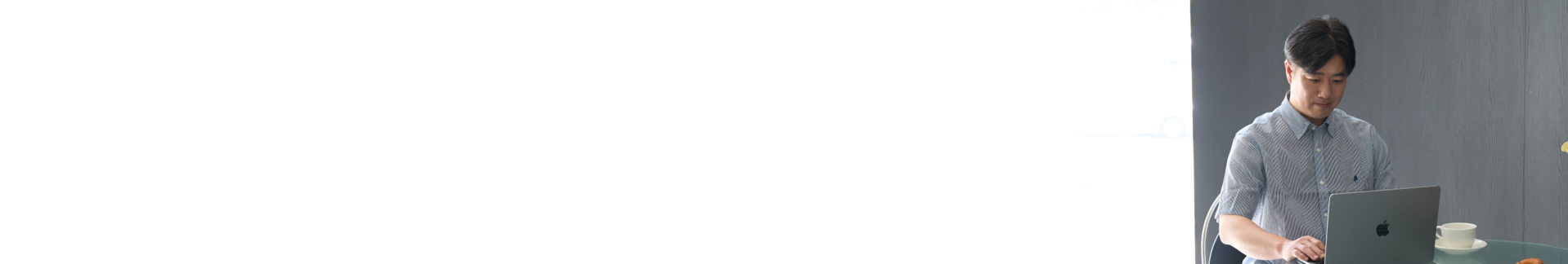 <p style="padding-left: 38px; color: #050505; text-align: left; font-size: 24px; font-style: normal; font-weight: 800; line-height: 130%; letter-spacing: -0%;"> 나노입자+줄기세포 치료연구</p>  <p style="padding-top: 2px; padding-left: 38px; color: #5C5C5C; text-align: left; font-size: 18px; font-style: normal; font-weight: 500; line-height: 150%; letter-spacing: -0%; margin-bottom: 3px; padding-top: 6px;">ZnMNPs를 이용해 마그넷으로 신경줄기세포를 원하는 뇌 부위로 유도한 뒤, 이 세포들이 신경 세포로 변하고 <br>신경 성장 인자를 분비하여 뇌 손상 회복을 돕는 연구입니다. 이 방법은 세포 기반 치료의 중요한 발전을 이끕니다.</p>