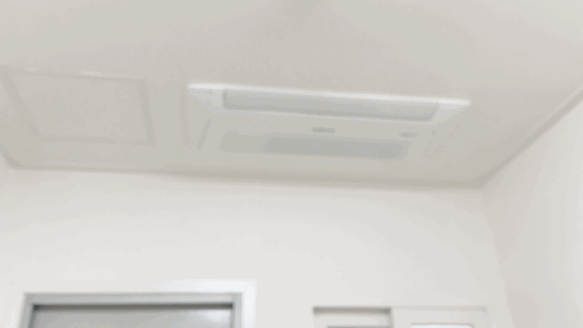<div style="   position: absolute;   top: 0;   left: 0;   width: 100%;   background-color: rgba(255, 255, 255, 0.65);   backdrop-filter: blur(4px);   border-top: 10px solid #f2f5fc;   padding: 10px 16px;   text-align: center;   writing-mode: horizontal-tb; ">   <h6 style="margin: 0; color: #1E3A8A; font-weight: 700; font-size: 16px;">     개별 시스템 에어컨   </h6>   <p style="margin: 4px 0 0; color: rgba(30, 30, 30, 0.85); font-size: 14px;">     1인1 에어컨으로 여름철 온도 갈등 제로   </p> </div>