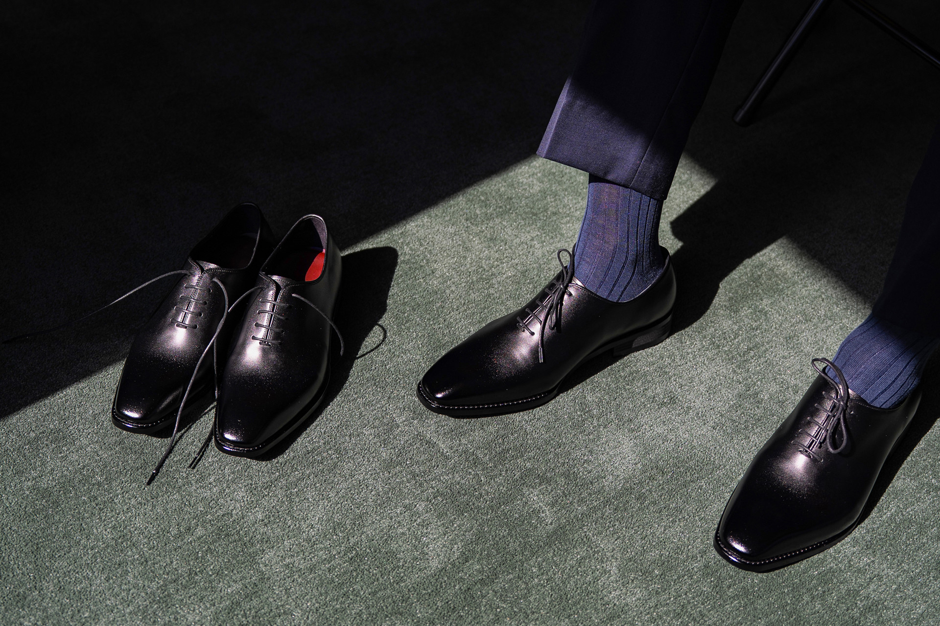 <div style="padding: 50px; text-align: left; color: white;">   <p>     <span style="font-size: 30px; font-weight: bold;">Louis,</span>     <span style="font-size: 30px; font-weight: bold;">Oxford</span>   </p>   <p>정제된 실루엣이 돋보이는 도멘슈즈의 베스트셀러</p> <br>  <button class="custom-button">Shop</button> </div>  <style>   .custom-button {     padding: 10px 40px;     font-size: 16px;     background-color: transparent;     color: white;     border: 1px solid white;     border-radius: 0;     cursor: pointer;     transition: background-color 0.3s;   }    .custom-button:hover {     background-color: #ae0e0e;   } </style>