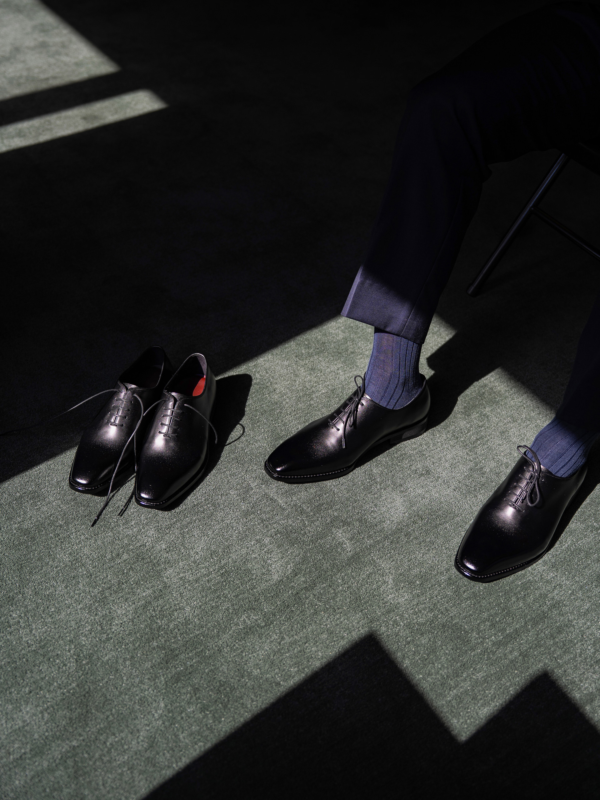 <div style="padding: 20px; text-align: left; color: white;">   <p>     <span style="font-size: 20px; font-weight: bold;">Louis,</span>     <span style="font-size: 20px; font-weight: bold;">Oxford</span>   </p>   <p>정제된 실루엣이 돋보이는 도멘슈즈의 베스트셀러</p> <br>  <button class="custom-button">Shop</button> </div>  <style>   .custom-button {     padding: 10px 40px;     font-size: 14px;     background-color: transparent;     color: white;     border: 1px solid white;     border-radius: 0;     cursor: pointer;     transition: background-color 0.3s;   }    .custom-button:hover {     background-color: #ae0e0e;   } </style>