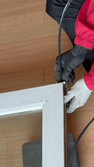 창문바람막이 제품을 창마다 다른 사이즈에 맞추어 빈틈없이 정교하게 작업합니다. 외풍차단, 소음차단, 창문바람막이, 우풍차단, 외풍차단시공, 창문바람막이 시공, 창문벌레 차단, 창틀바람막이, 창틈인테리어 효과가 극대화됩니다.