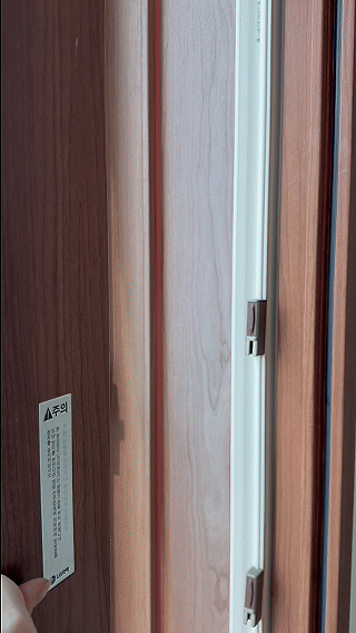 창문의 틈 사이에 창틀바람막이 제품이 삽입되는 형태이기 때문에 문을 여닫는데에 전혀 문제가 없습니다. | 외풍차단, 소음차단, 창문바람막이, 우풍차단, 외풍차단시공, 창문바람막이 시공, 창문벌레 차단, 창틀바람막이, 창틈인테리어