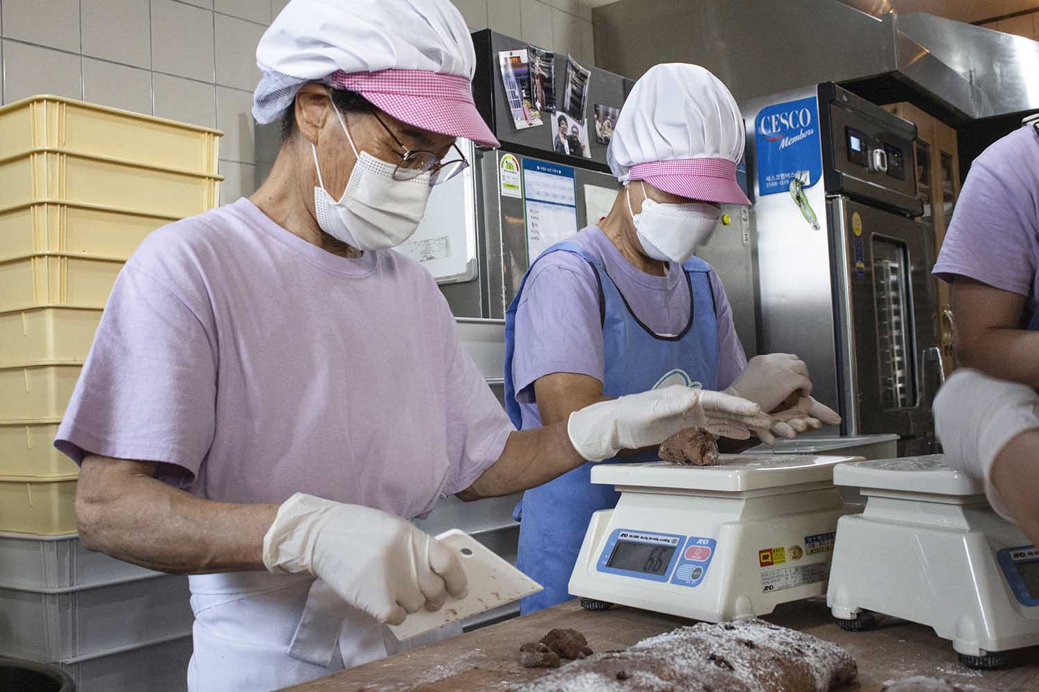 함께 빵을 만드는 마을의 어머니들