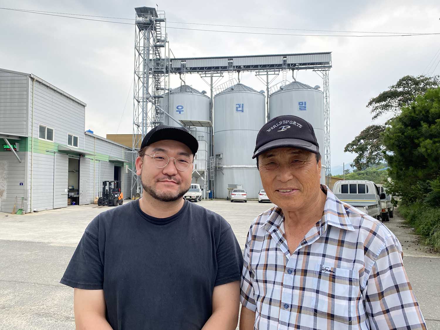 구례우리밀가공영농조합의 제분공장 앞에서 최성호 회장과 장종근 대표 (목월빵집)