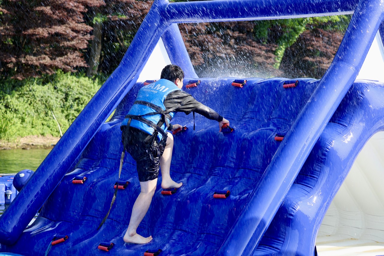 물 위에서 즐기는 짜릿한 여름 놀이터!  워터플레이존