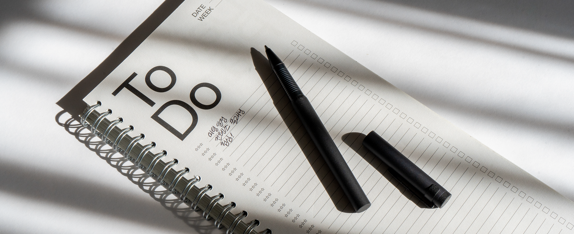 <span style="   line-height: 1em;   font-size: 18px;   letter-spacing: 0.5px;   border: 1px solid white;   margin-bottom: 10px;   padding: 10px;   display: inline-block; ">Work Edition</span><br> 매일의 일을 위한 도구들