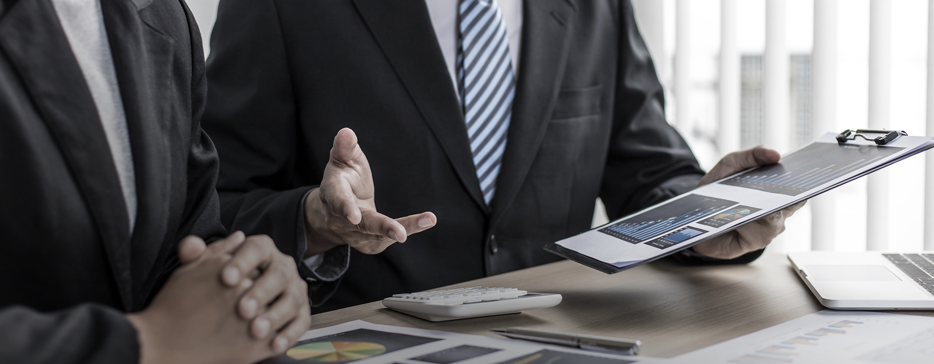 <div style="text-align: left; line-height: 1.4;">   <h2 style="font-size: 28px; font-weight: bold; margin-bottom: 8px;">경영기획팀</h2>   <p style="font-size: 16px; margin: 0;">조직의 중심에서 성장을 지원하고</p>   <p style="font-size: 16px; margin: 0 0 16px 0;">지속 가능한 경영의 방향성을 조율합니다</p> </div>