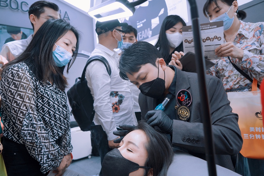 <span style="font-size: 36px;"><strong>AIDEN</strong></span><br><br>Aiden | Founder of DOTRAK & K-ARTCORE<br><br> Aiden is one of Korea’s first-generation SMP artists,<br> creator of the Shadow Dotting technique,<br> known for its natural and realistic density design.<br><br> With over 7 years of experience, 6,000+ procedures, and 800+ trained students,<br> he has played a leading role in shaping Korea’s SMP industry.<br><br> Through collaborations with hair transplant clinics,<br> he has expanded the medical value of SMP,<br> and now shares his expertise with artists worldwide,<br> delivering the message that “SMP is not just a technique, it’s an art.”