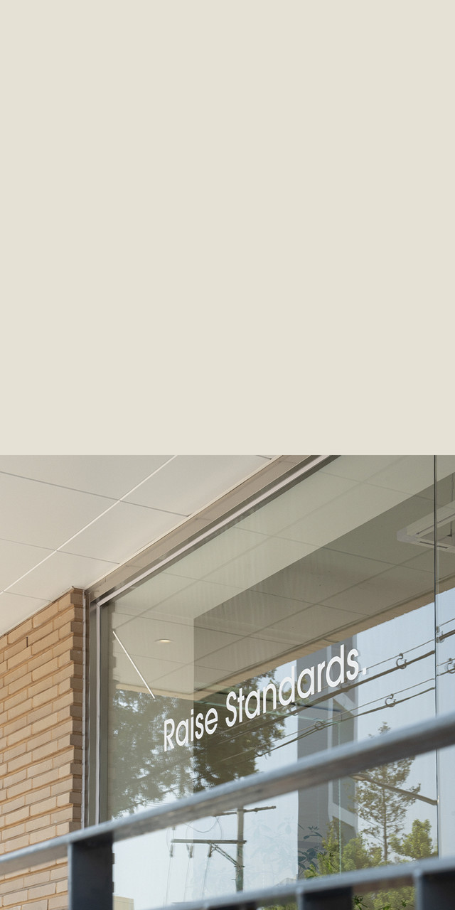 <div style="position: absolute; top: 0; left: 0; line-height: 1.5; font-weight: 500; text-align: justify;">   <span style="font-size: 45px; line-height: 1; display: block; margin: 0;">showroom</span><br>   <p style="line-height: 1.8; text-align: left; margin: 0;">     <span style="font-size: 18px; font-weight: 400">펠리토만의 제품과 분위기를 체험하실 수 있는 </span>   </p>   <p style="line-height: 1.8; text-align: left; margin: 0;">     <span style="font-size: 18px; font-weight: 400">공간을 직접 경험해보세요.</span>   </p> </div>