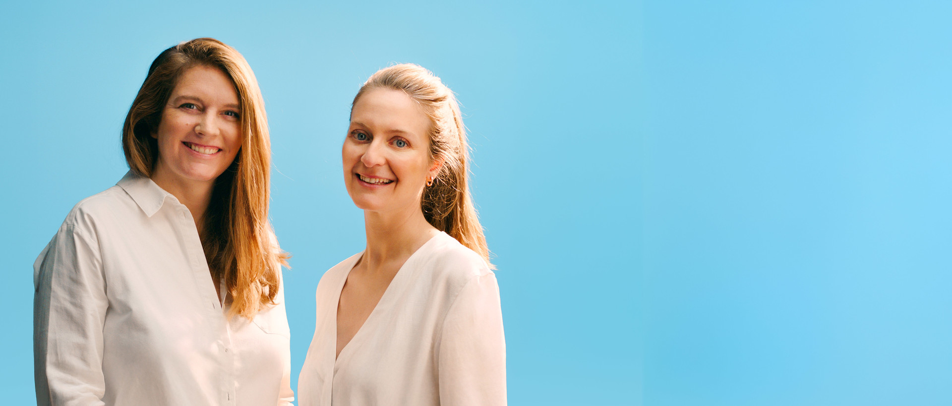 <div style="position: relative; height: 350px; background-image: url('your-image-url.jpg'); background-size: cover; background-position: center; display: flex; align-items: flex-start; justify-content: flex-end; padding-right: 20px; padding-top: 50px; text-align: right;">     <div>         <h1 style="line-height: 1.05; font-size: 28px; color: rgb(255, 255, 255); margin: 0;">             <strong>Our Sustainable <br>Journey</strong>         </h1>         <p style="font-size: 14px; color: rgb(255, 255, 255); margin-top: 10px;">  두 약사로부터 시작된 지속 가능한 아름다움의 여정    </p>     </div> </div>