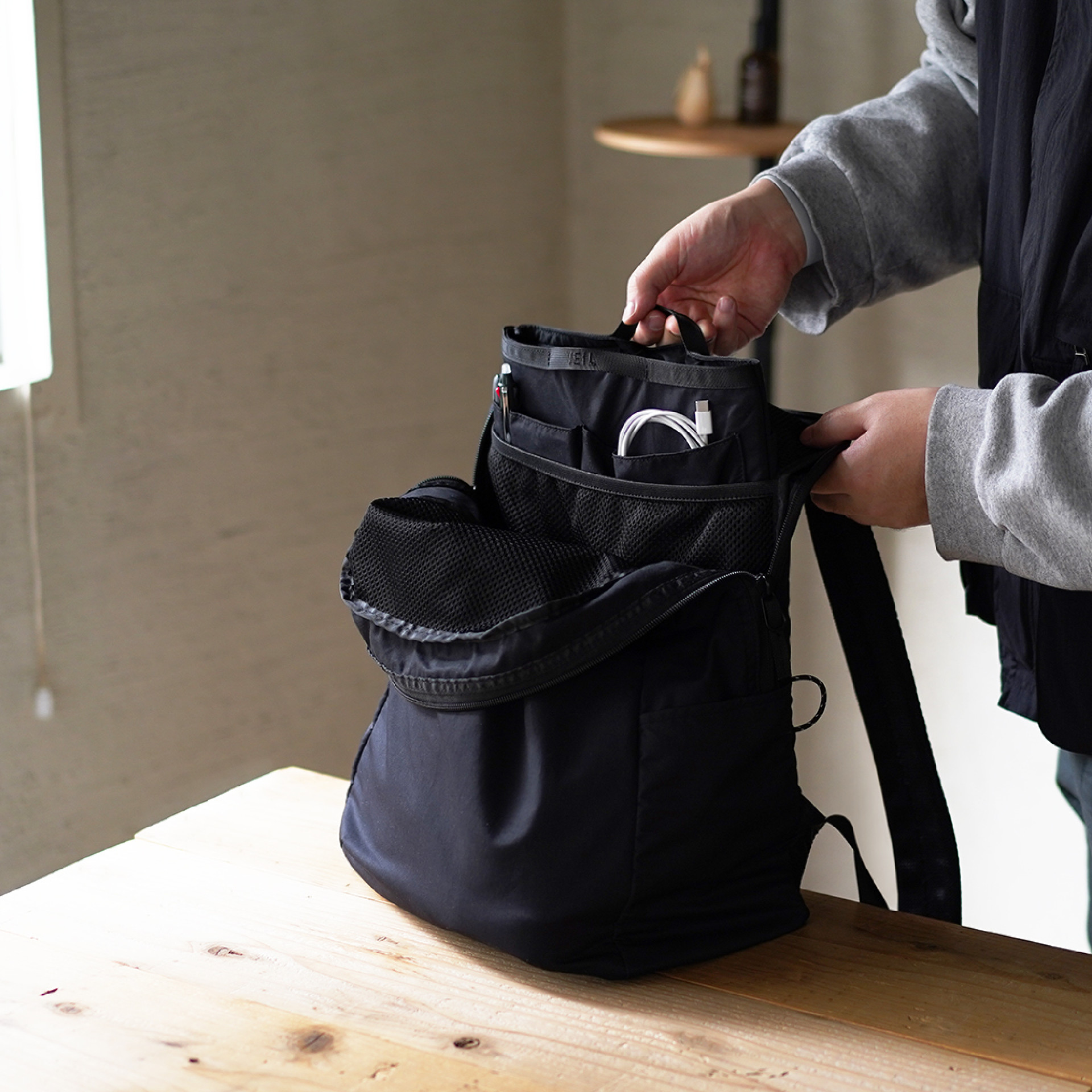 <span style="   line-height: 1em;   font-size: 14px;   letter-spacing: 0.5px;   border: 1px solid white;   margin-bottom: 10px;   padding: 8px;   display: inline-block; ">Work Edition</span><br> NEW IN<br>Veil Backpack