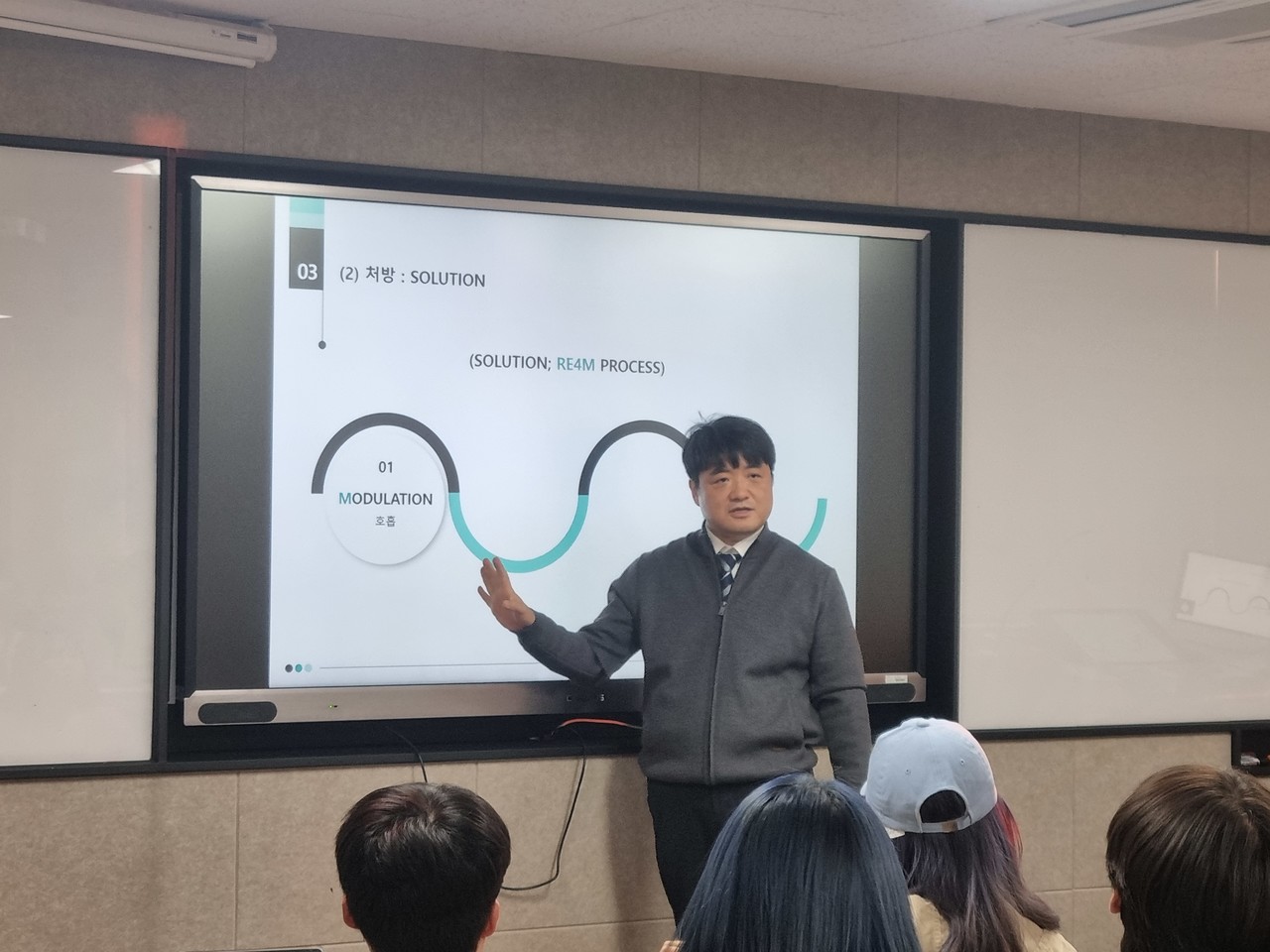 과정 3<br><h5><b>원데이 클래스 <br>_ <br></h6></b> 각 분야 최고 교수진의 맞춤형 강의! <br>...