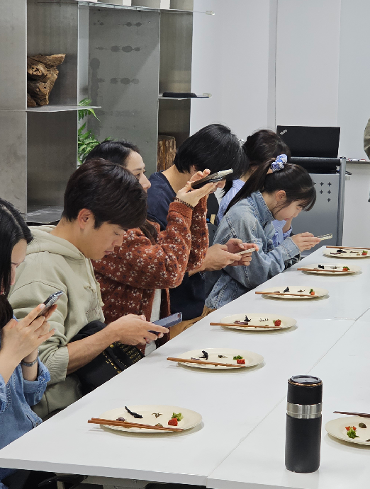 <p style="text-align:left; font-size:16px; margin-top:26px;">POCELAIN<br><span style="color:#666;">₩ 60,000</span></p>