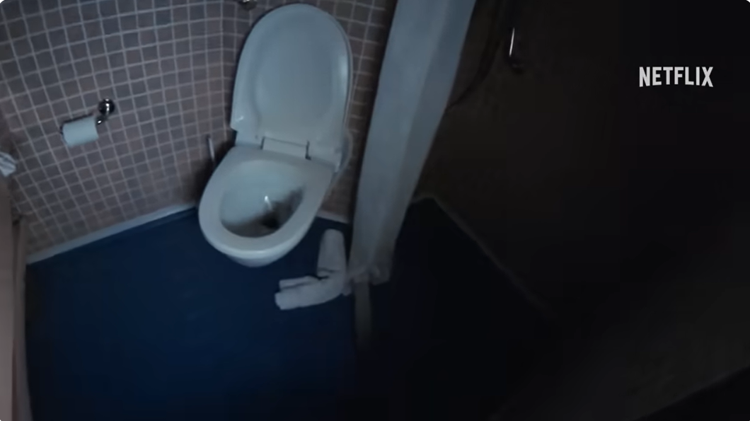 <span class="Caption_font" style="font-size:14px; color:#545454;">정전 직후 불이 꺼진 크루즈 화장실. 출처: Netflix 공식 예고편 갈무리</span>