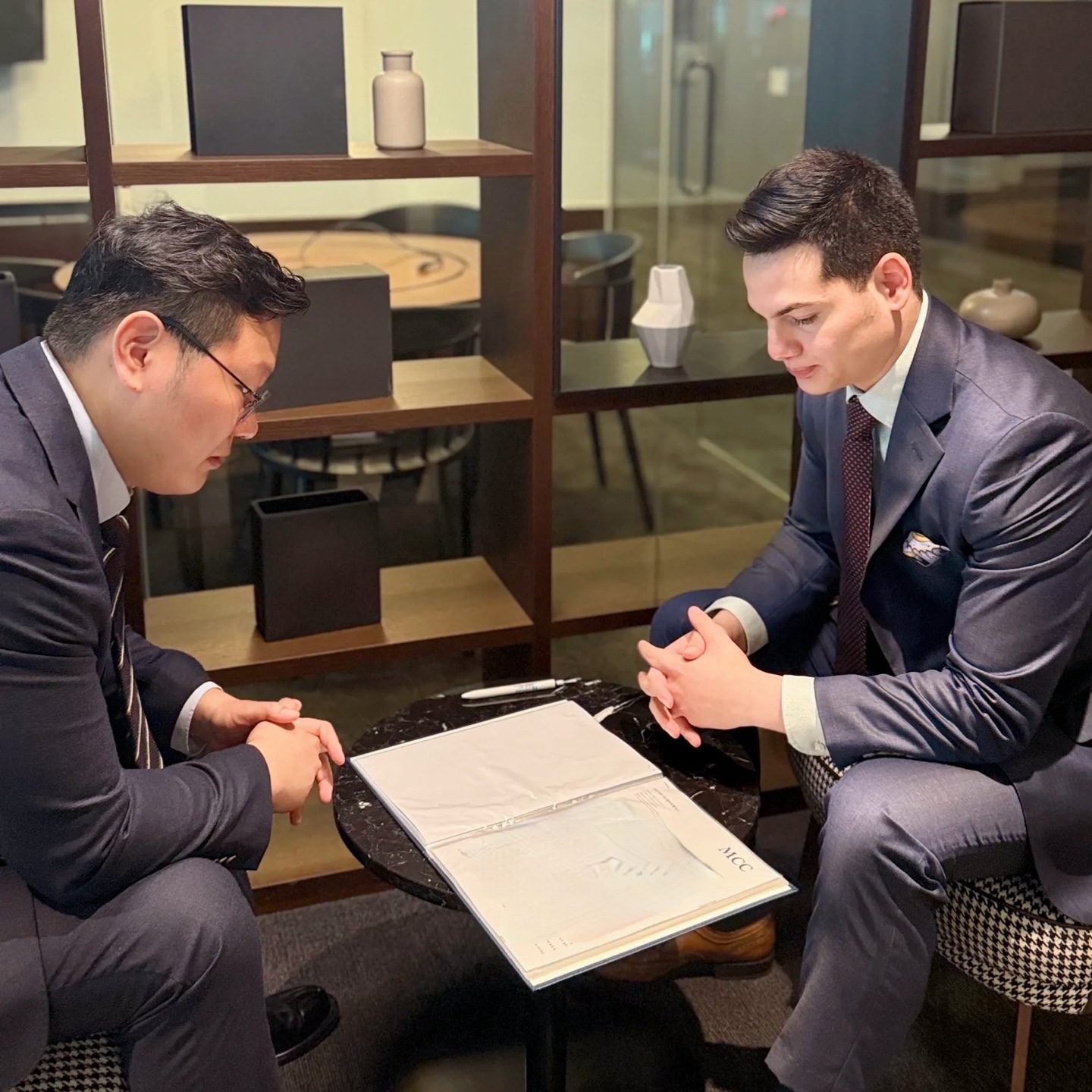 변호사가 요건을 검토하는 이미지