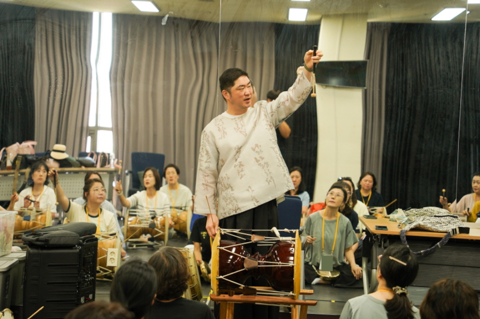 전주 전통공연 체험 한바탕얼쑤, 사물놀이 강사님이 장구 시범을 보이고, 해외교포 참가자들이 집중하여 따라 하는 순간을 포착했습니다.