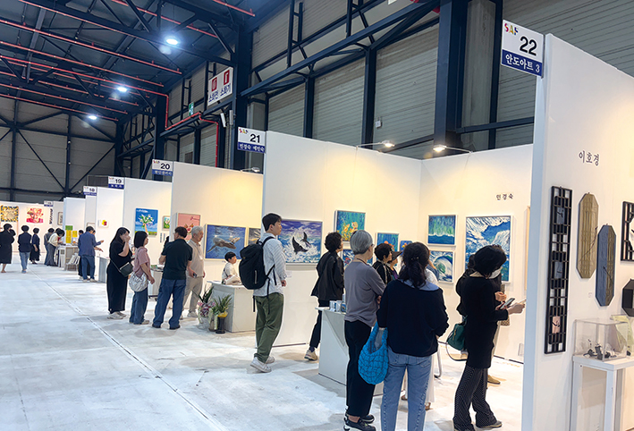 <p style="text-align:left; font-size:16px; margin-top:26px;">VITAE TELLUS IN<br><span style="color:#666;">₩ 80,000</span></p>