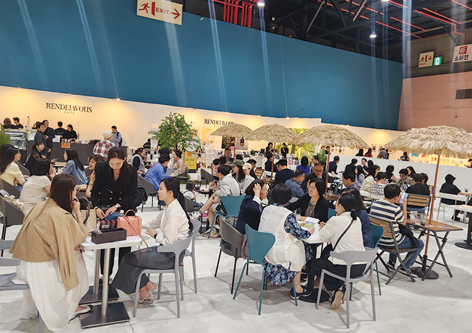 <p style="text-align:left; font-size:16px; margin-top:26px;">VITAE TELLUS IN<br><span style="color:#666;">₩ 80,000</span></p>