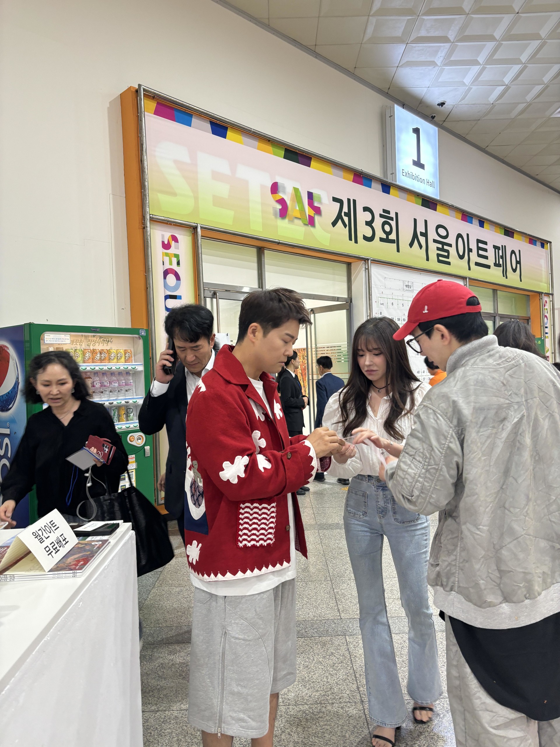 <p style="text-align:left; font-size:16px; margin-top:26px;">VITAE TELLUS IN<br><span style="color:#666;">₩ 80,000</span></p>