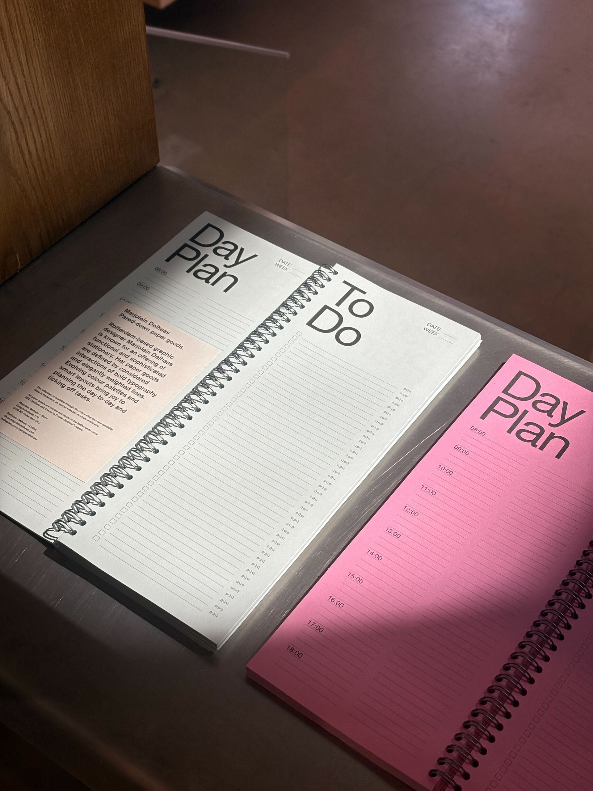 <span style="   line-height: 1em;   font-size: 14px;   letter-spacing: 0.5px;   border: 1px solid white;   margin-bottom: 10px;   padding: 8px;   display: inline-block; ">Work Edition</span><br> 매일의 일을 위한 도구들