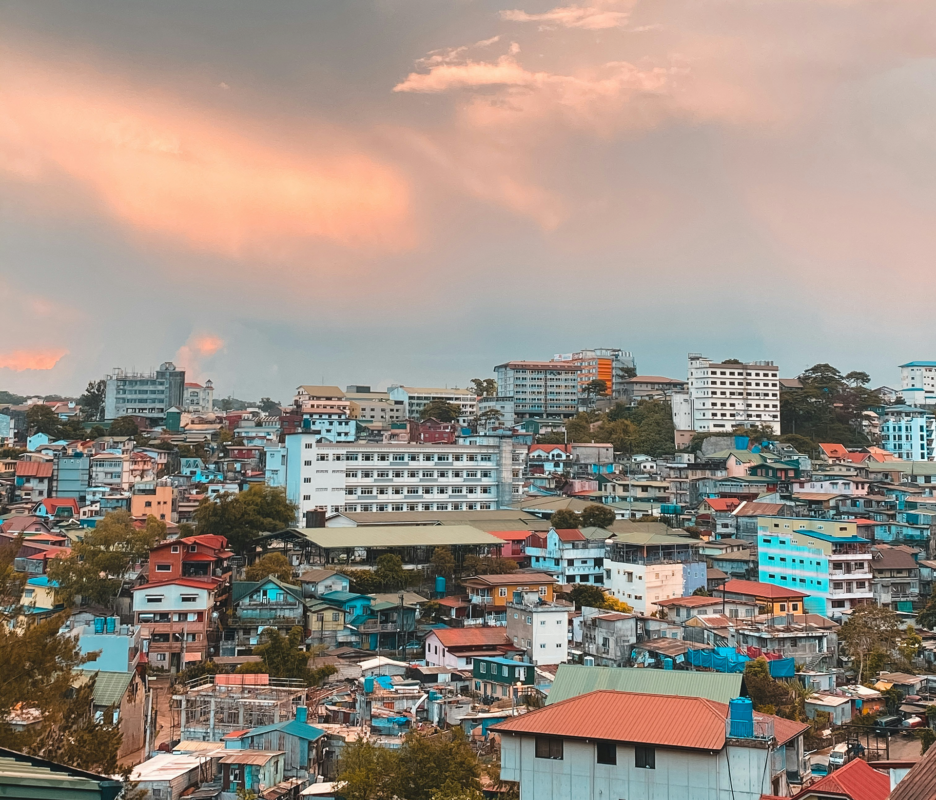 1:1 맞춤 수업 비중이 높고, 스파르타 관리형 ESL 프로그램으로 학습 집중력이 높습니다. 검증된 어학원과 교사 시스템이 잘 갖춰져 있어 학습 품질이 안정적입니다.