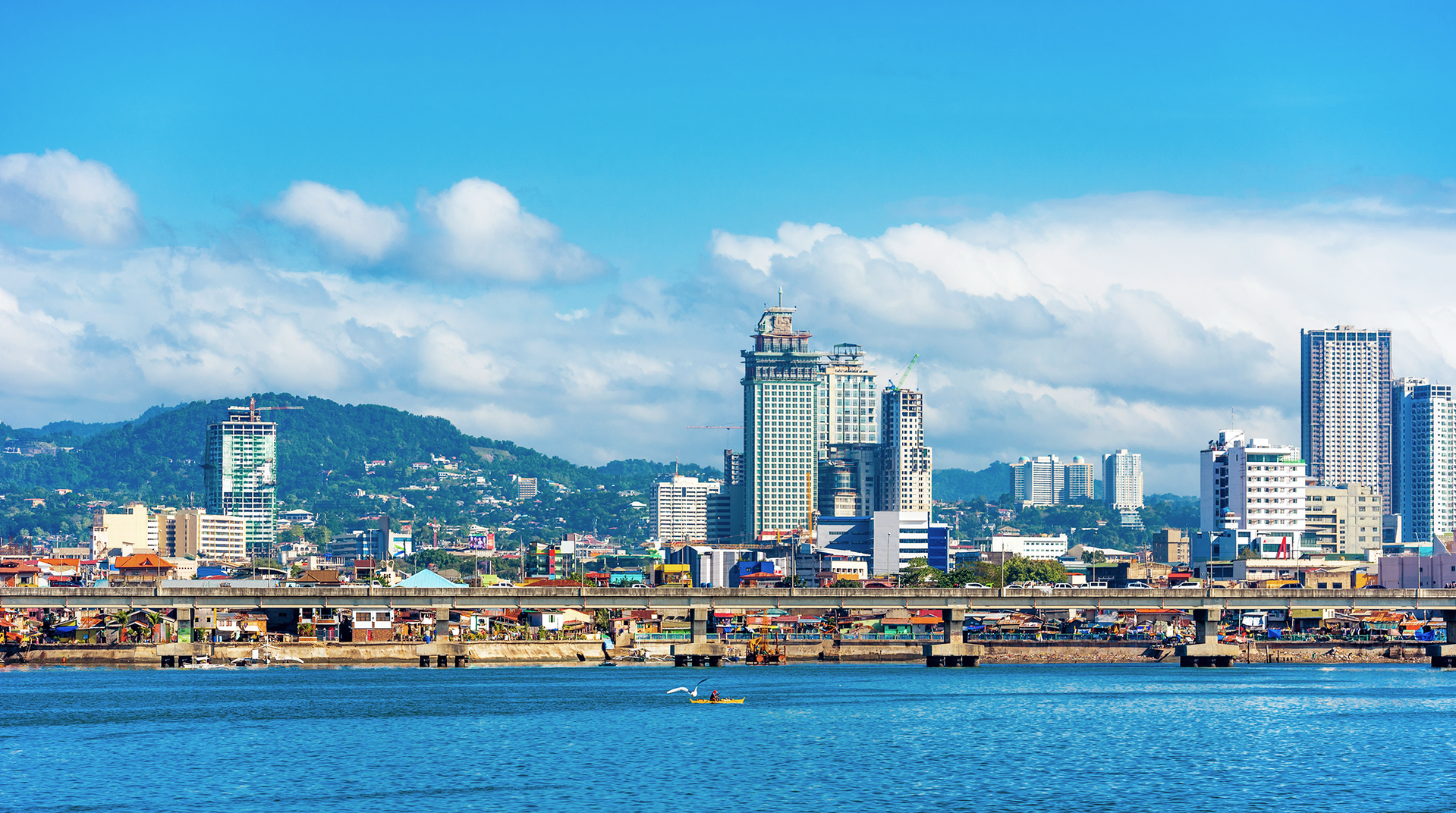 필리핀에서 가장 역사 깊은 도시로, 정식 허가를 받은 교육 기관은 약 15곳 정도이며 세분화된 커리큘럼으로 목적에 맞게 어학원 및 코스 선택이 가능합니다!