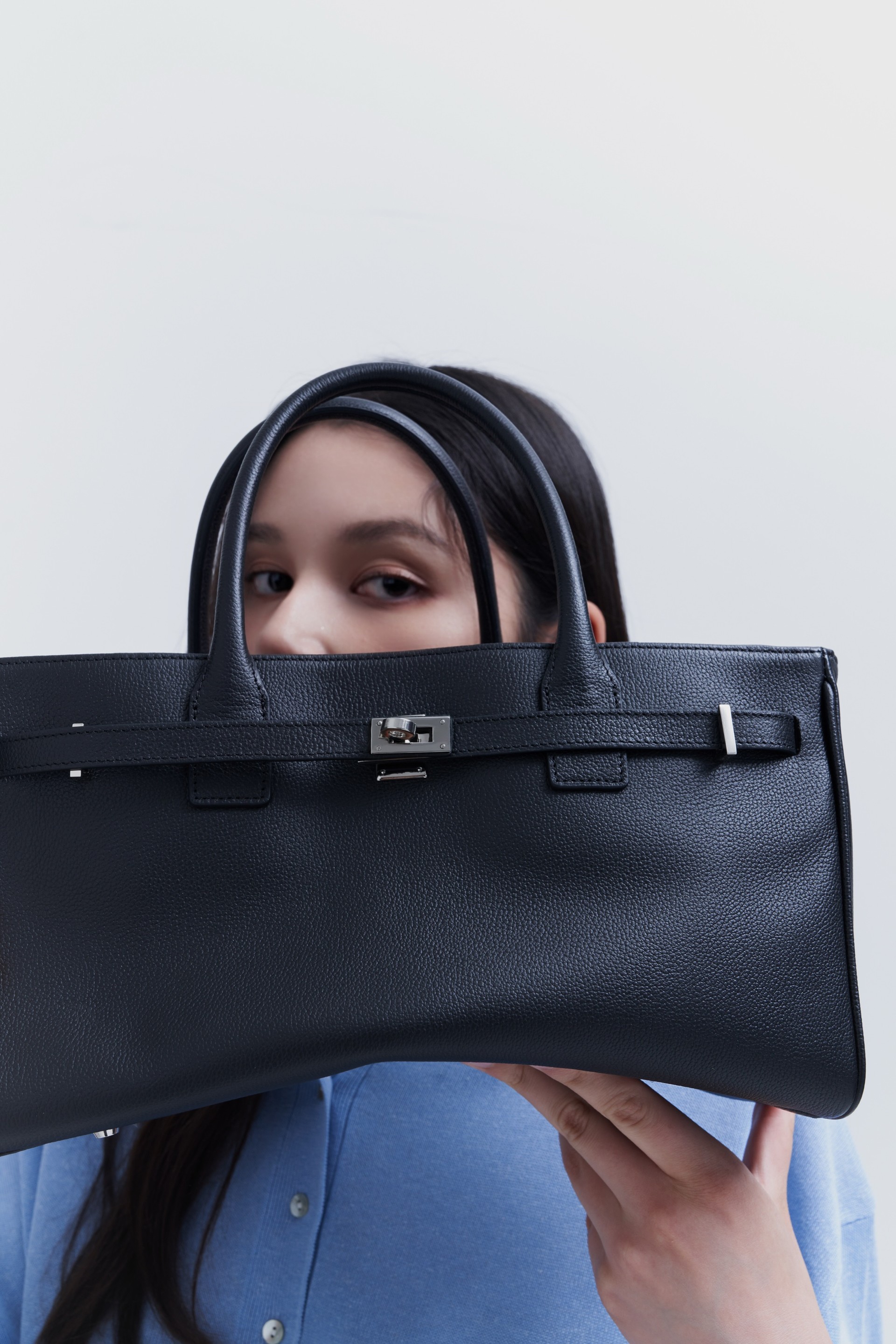 <table class="noBorder" style="width: 100%;"> 	<tbody> 		<tr> 			<td style="width: 100.0000%;">  				<p style="text-align: center; line-height: 1.8;"><span style="font-family: tt-commons-pro, sans-serif; font-size: 15px; color: rgb(255, 255, 255); letter-spacing: 0.04em;font-weight: 500;">25 S/S COLLECTION</span></p>  				<p style="text-align: center; line-height: 4;"><a href="https://www.kekeke.co.kr/collection"><span style="font-family:tt-commons-pro, sans-serif; font-size: 16px;padding: 6px 30px; background-color:#ffffff; color:#000000;letter-spacing: 0.05em;">LOOKBOOK</span></a></p> 			</td> 		</tr> 	</tbody> </table>