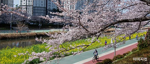 <b>온천천, 수민어울공원 힐링 라이프</b><br>대규모 공원 및 산책로가 단지 인근에 위치</br>