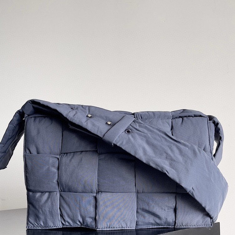 보테가 베네타 필로우 카세트 크로스 41