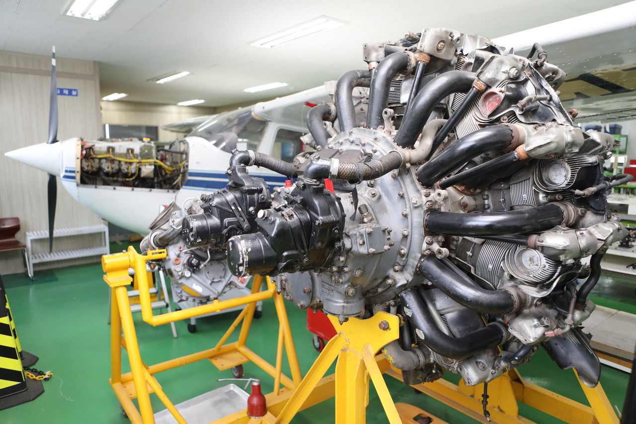 <a href="#pccourse2" style="color: #41b4f4; font-size: 30px; font-weight: 900;"> 항공정비 자격증 취득 과정 </a>