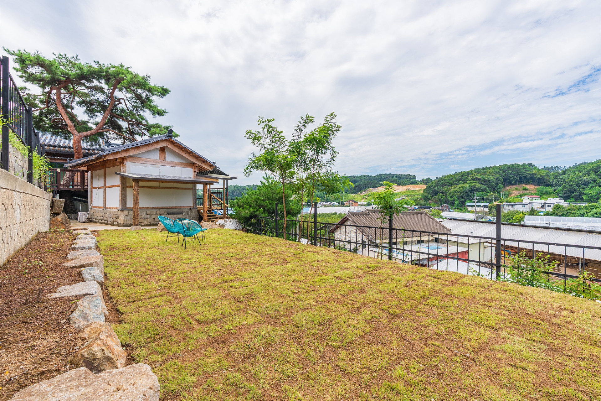 소형 독채<br><u>room more →</u>