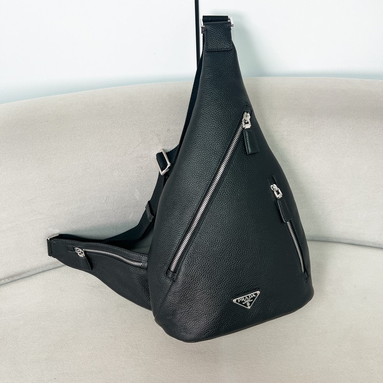 프라다 25SS 비텔로 삼각로고 슬링백 2VZ092