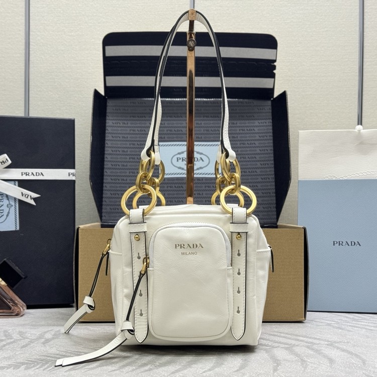 프라다 댄글 가죽 미니 1BB137