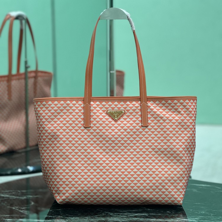 프라다 25SS 레더 로고 쇼퍼 1BG5522