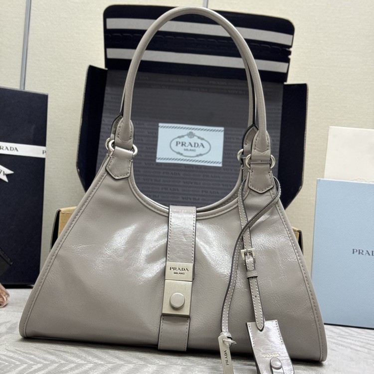 프라다 라지 레더 토트 백 1BG570